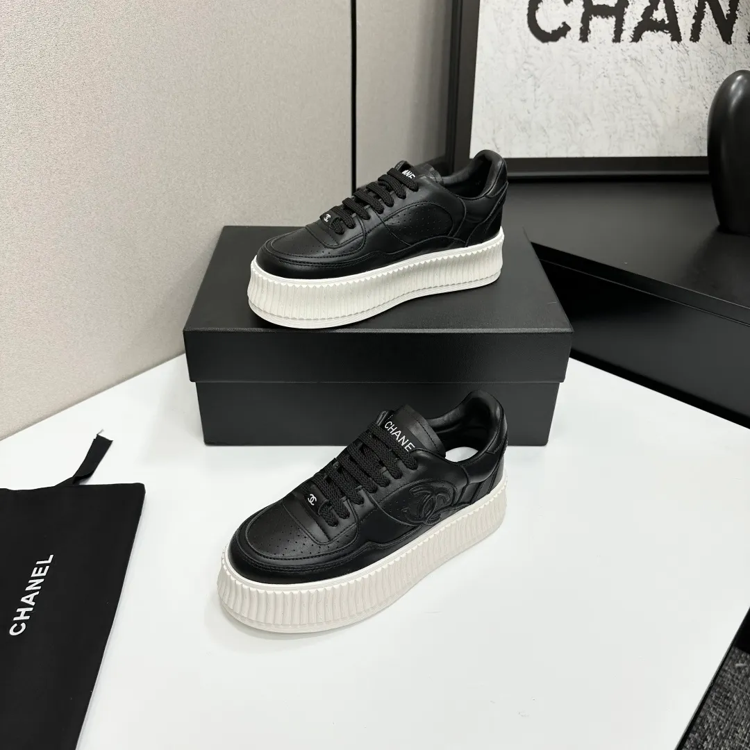 👟👟Ex-factory price 560👟👟Chanel Panda Shoes! 2025 counter's top casual sports shoes. This classic design; the upper is electro-embroidered with a variety of techniques; the outsole is fashionable and sporty; the unusual inclusion of a variety of color matching elements... The diversified mix and match is very good-looking and versatile, and can be used for leisure, fashion, sports, and outdoor... ꫛꫀꪝ Go➫ Materials: ❶Upper made of: original imported first-layer silk cowhide + original waterproof cloth + original first-layer cowhide ❷Inner lining: Breathable mesh ❸ Outsole based on: original TPU combination outsole, full set of boutique packaging for women 35–41